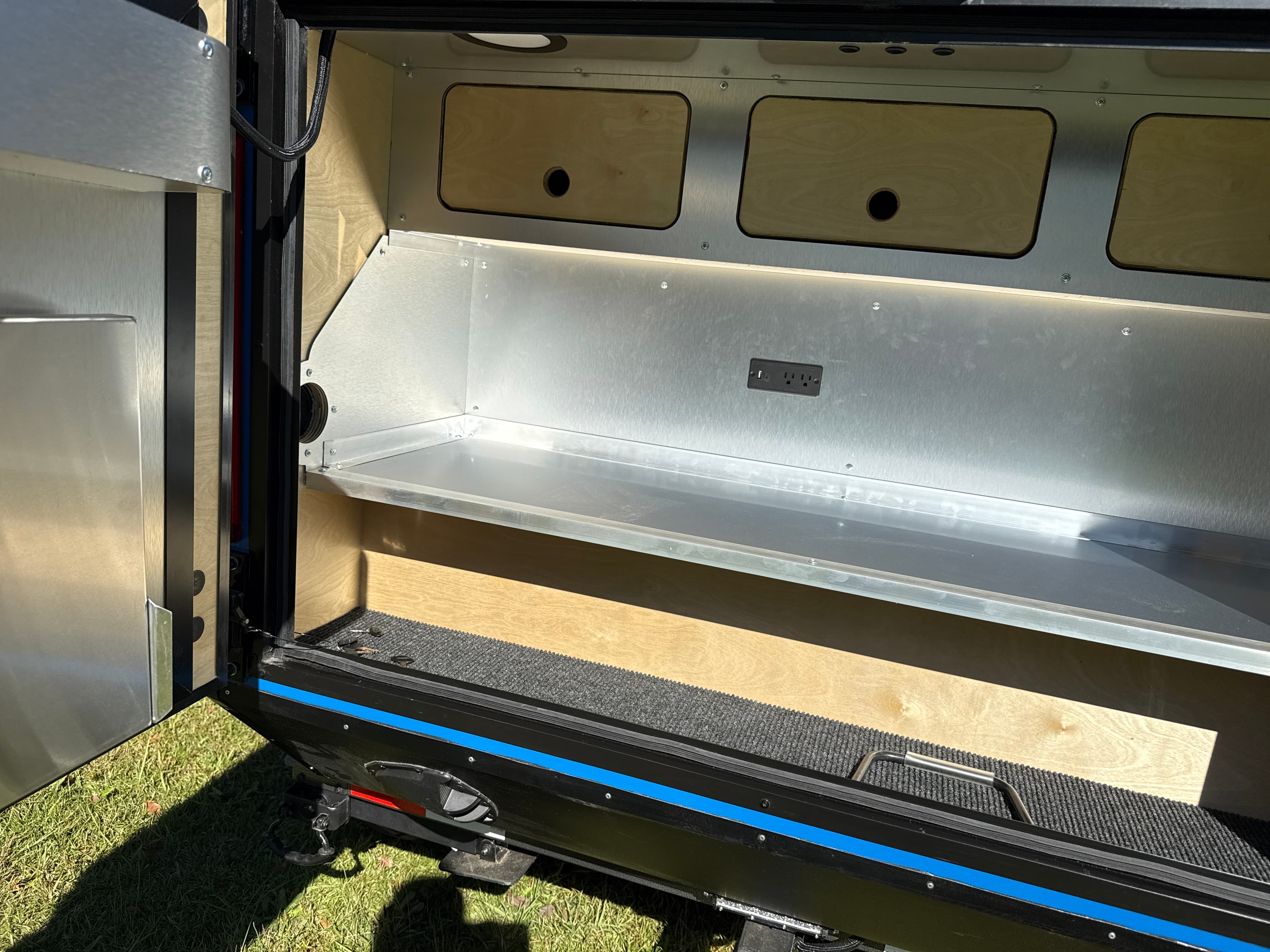 Gear Hub 93X Squaredrop trailer - manufactured in Spartanburg, SC