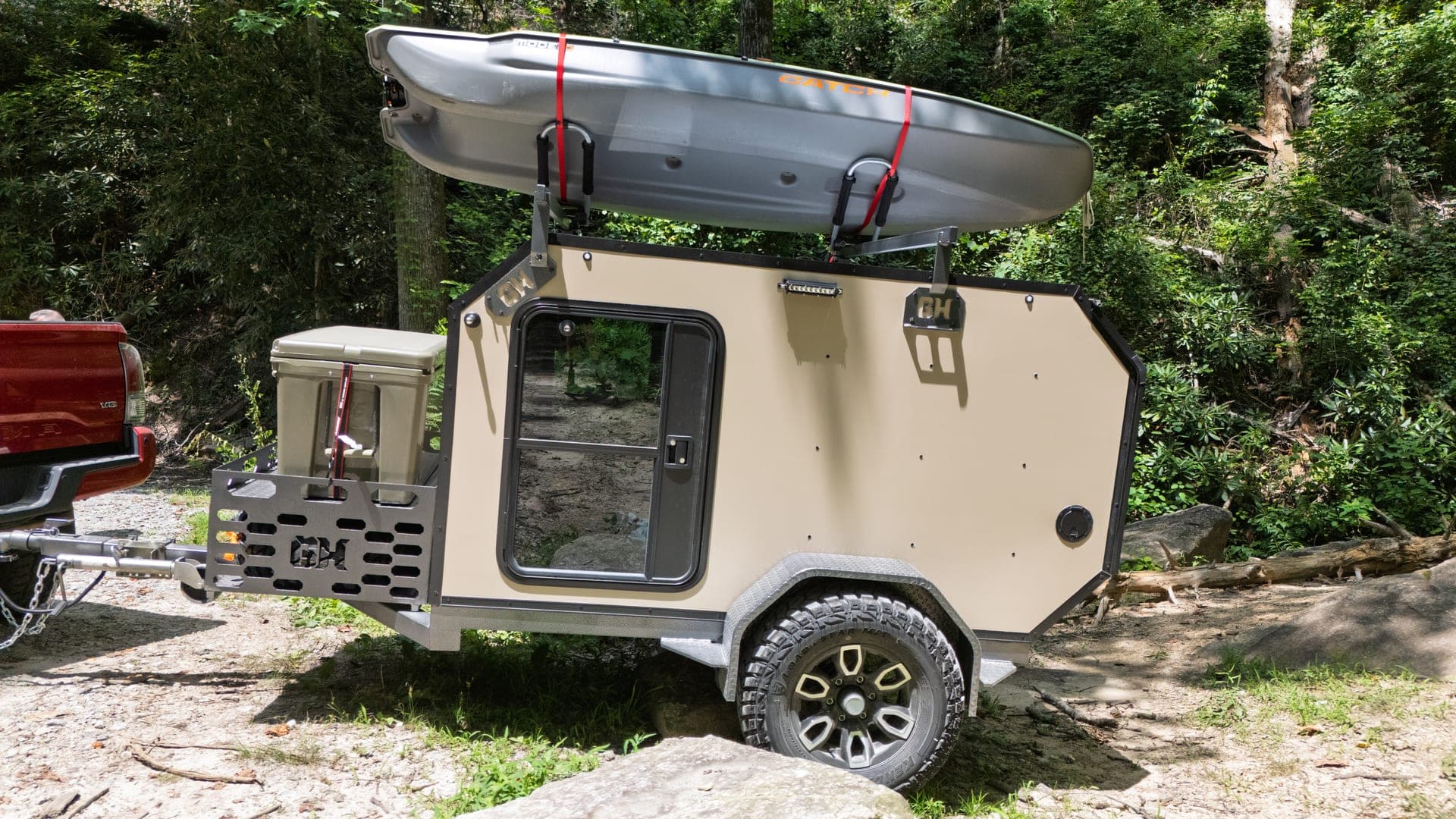 Gear Hub 93X Squaredrop with kayak on roof rack - platform utility